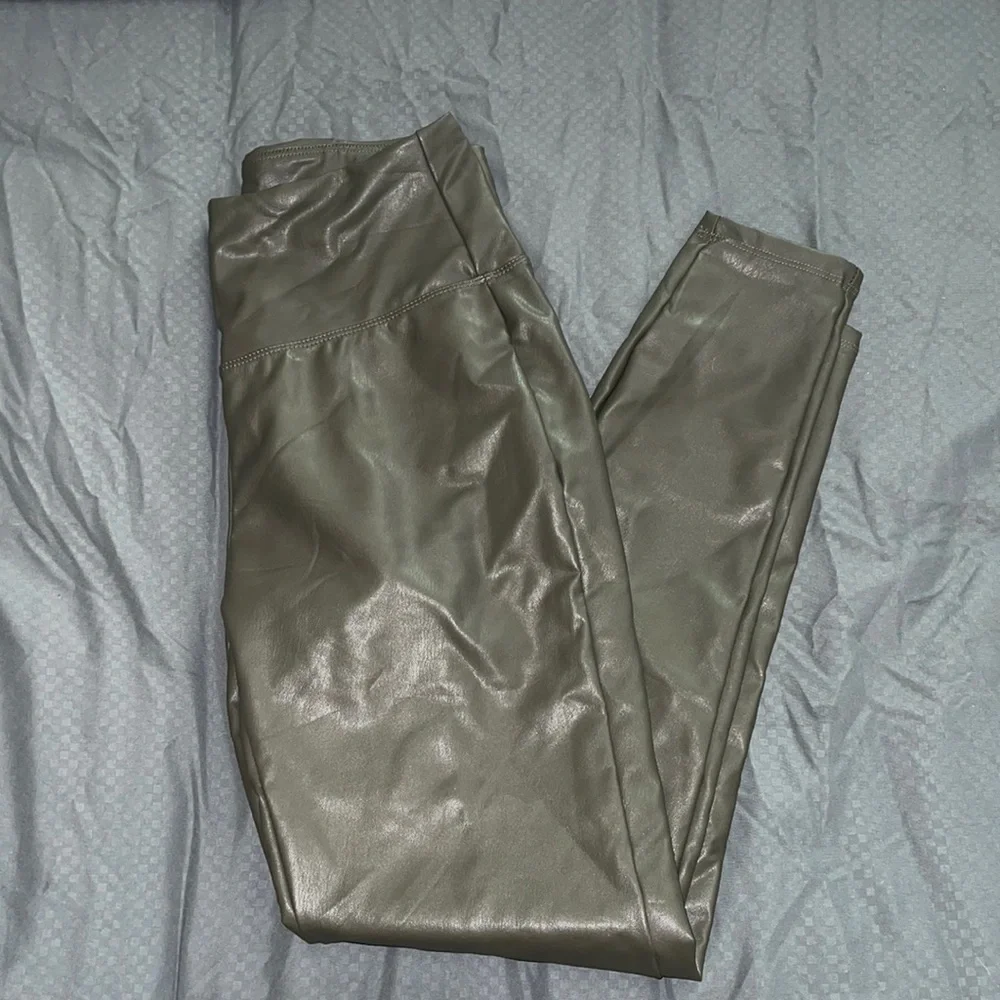 M olive green pleather leggings
